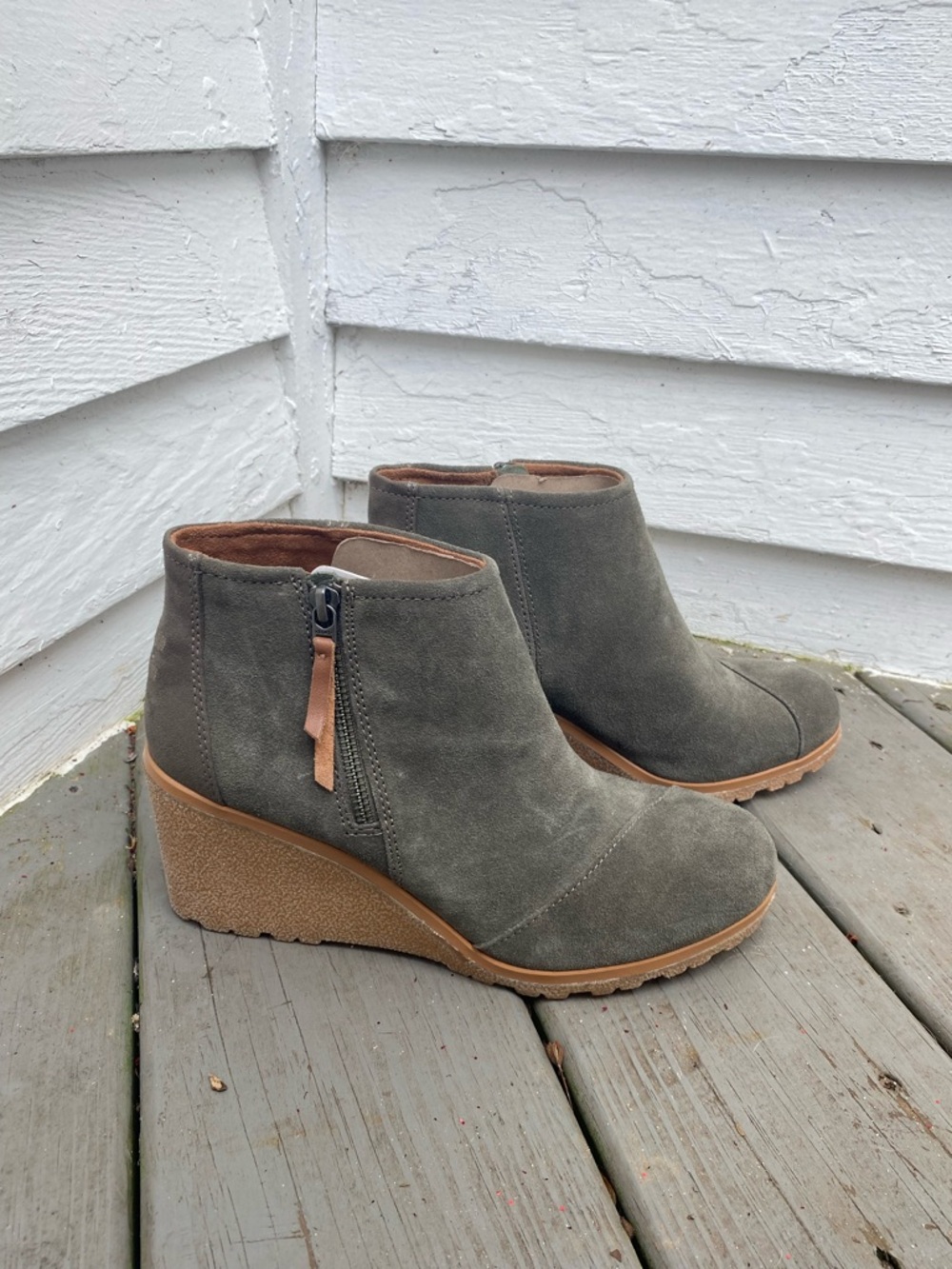 NWT Toms Tarmac Olive Suede Wedge Ankle Boots 9.5